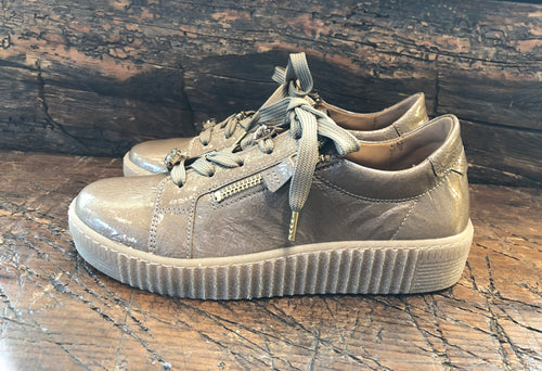 GABOR GINA PLATFORM SNEAKER IN TAUPE CRINKLE PATENT LEATHER