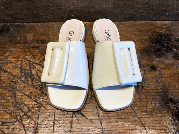 GABOR GIGI SANDAL WITH BUCKLE IN BONE PATENT LEATHER