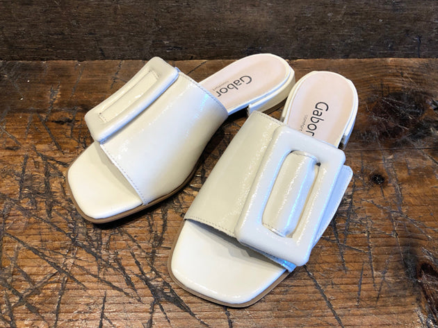 GABOR GIGI SANDAL WITH BUCKLE IN BONE PATENT LEATHER
