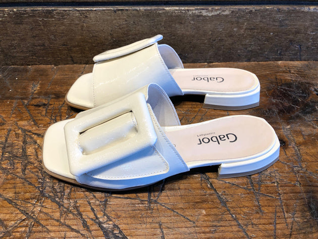 GABOR GIGI SANDAL WITH BUCKLE IN BONE PATENT LEATHER