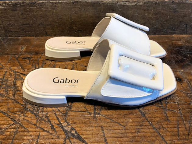 GABOR GIGI SANDAL WITH BUCKLE IN BONE PATENT LEATHER