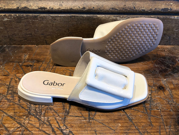 GABOR GIGI SANDAL WITH BUCKLE IN BONE PATENT LEATHER