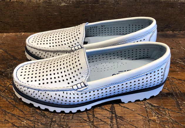 DI CHENZO HYANNIS LOAFER IN BIANCO PATENT LEATHER WITH NAVY DETAILING