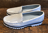 DI CHENZO HYANNIS LOAFER IN BIANCO PATENT LEATHER WITH NAVY DETAILING