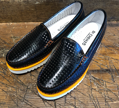 DI CHENZO HAMPTONS WEDGE LOAFER IN BLACK PATENT LEATHER WITH ORANGE DETAILS.