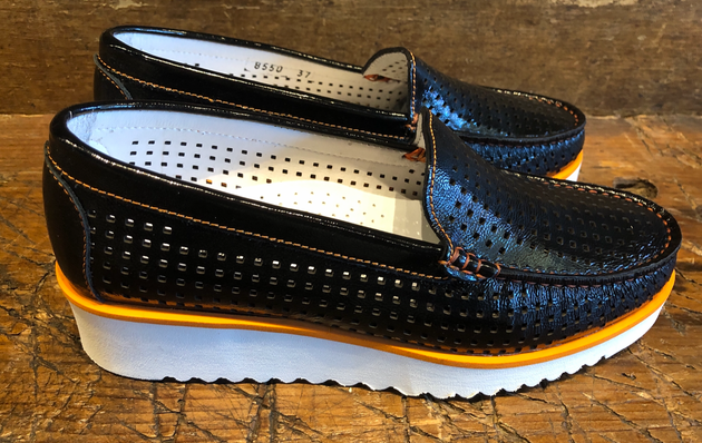 DI CHENZO HAMPTONS WEDGE LOAFER IN BLACK PATENT LEATHER WITH ORANGE DETAILS.