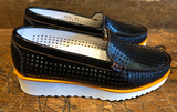 DI CHENZO HAMPTONS WEDGE LOAFER IN BLACK PATENT LEATHER WITH ORANGE DETAILS.