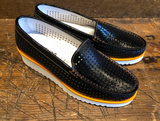 DI CHENZO HAMPTONS WEDGE LOAFER IN BLACK PATENT LEATHER WITH ORANGE DETAILS.