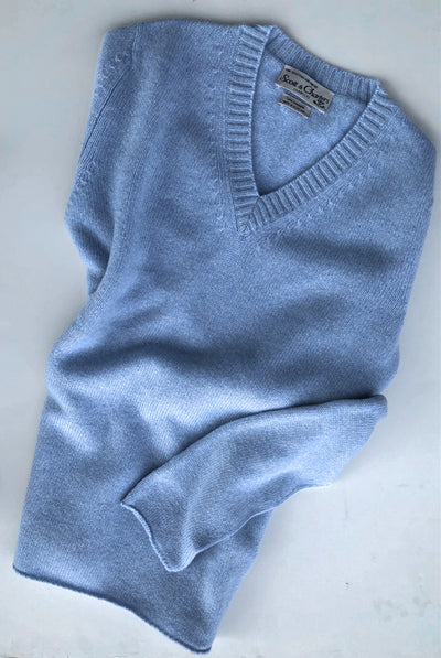 SCOTT & CHARTERS WOMEN'S 100% CASHMERE V-NECK SWEATER IN ATOLLO LIGHT BLUE