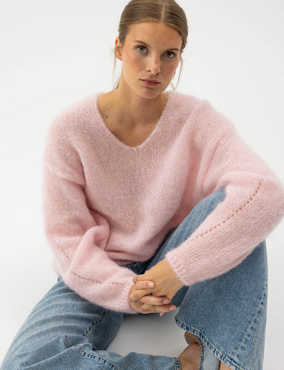 HOLEBROOK SWEDEN WOMEN'S LILIAN V-NECK SWEATER IN PINK