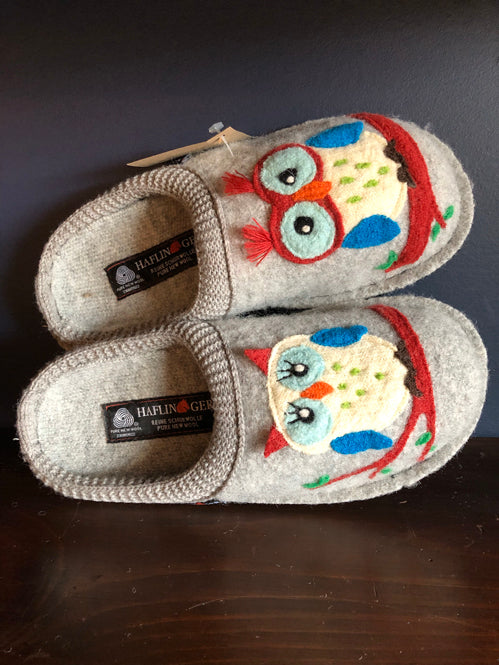 HAFLINGER WOMEN'S OLIVIA "THE OWL" WOOL SLIPPER IN SILVER GRAY