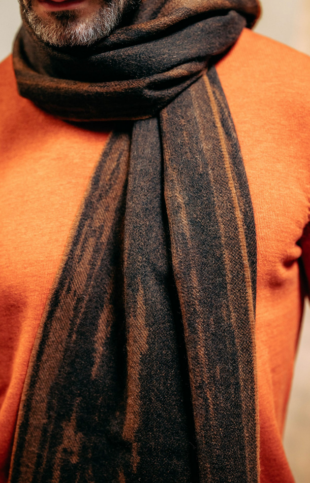 JOSHUA ELLIS 100% CASHMERE JACQUARD SCARF IN BLACK/TOFFEE