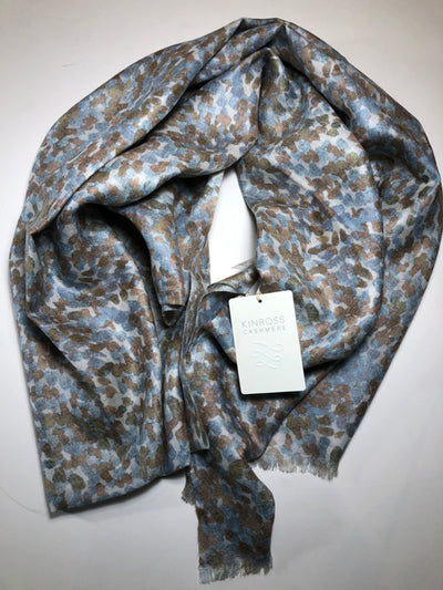 KINROSS CASHMERE PEBBLE PRINT SCARF IN ICE BLUE MULTI