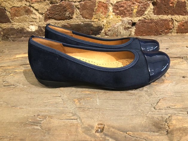 BALLERINA FLAT IN NAVY BLUE WITH POLISHED TIP – Oxford and Derby